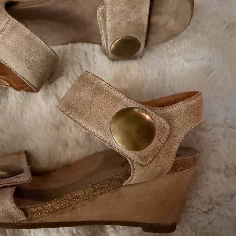 Taos Taupe Wedges with Brass Details - Picture 4 of 7